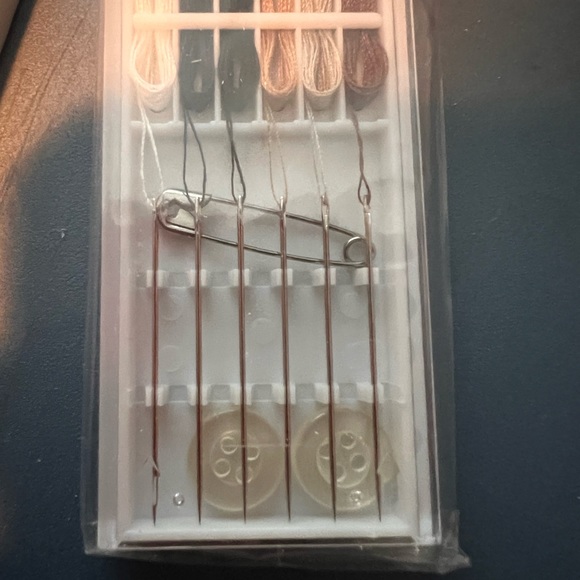 NEW RITZ CARLTON SEWING KIT- - Picture 3 of 4